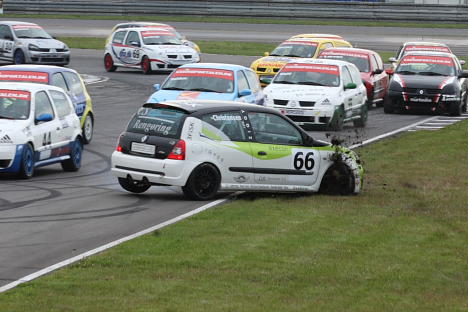 Claus er virkelig heldig ikke at blive ramt af Petter Granlund, der reagere lynhurtigt og smutter bagom Claus' Clip racer uden at ramme den!
(Foto: Motorsporten.dk)